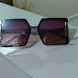 Gorgeous Women Sun glasses. Never used